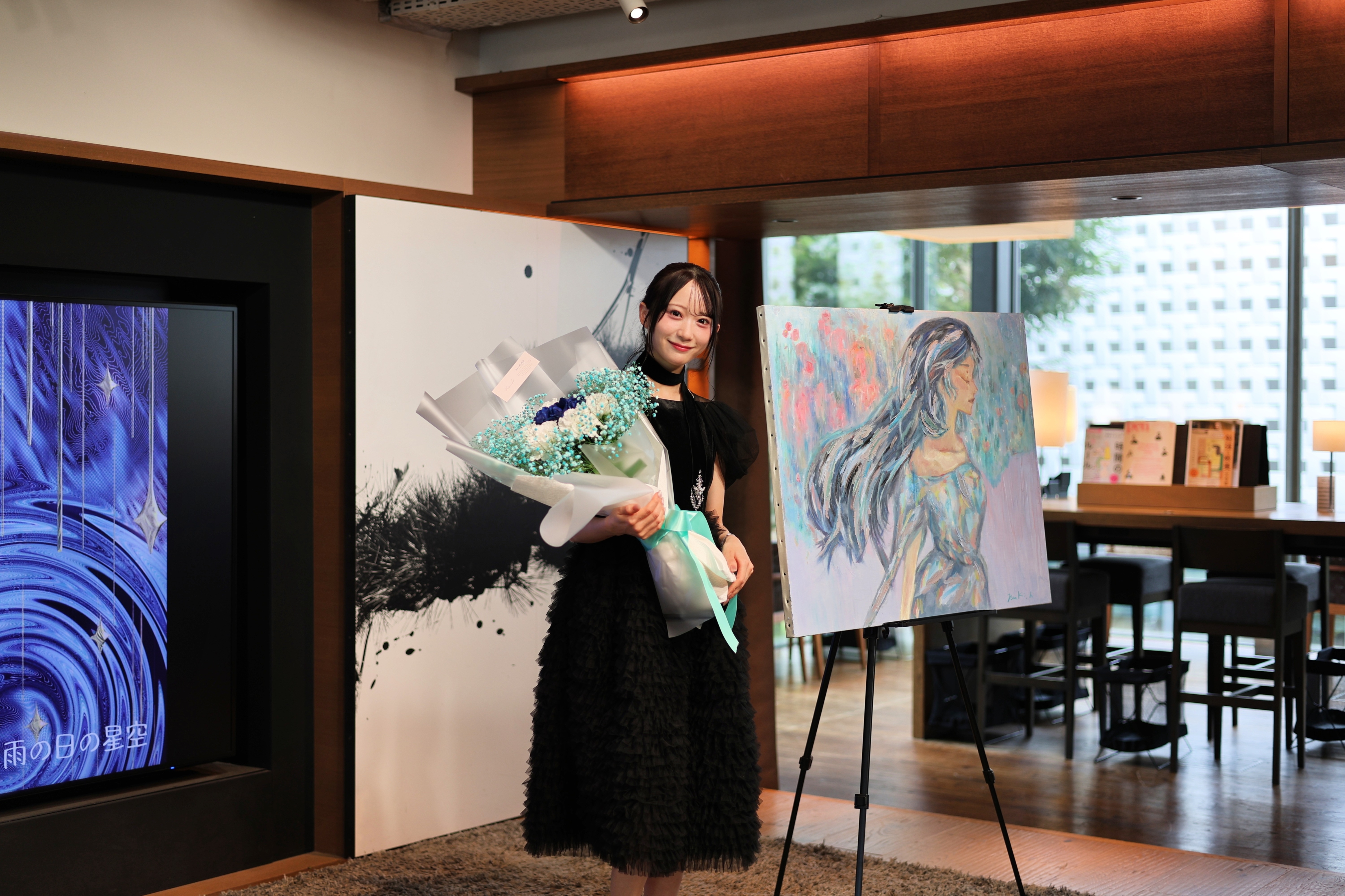 クロージングパーティーにて、橋本真希と落札された絵画作品